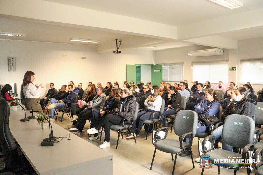Secretaria de Saúde de Medianeira promove capacitação “Acolher é cuidar” para recepcionistas das UBSs